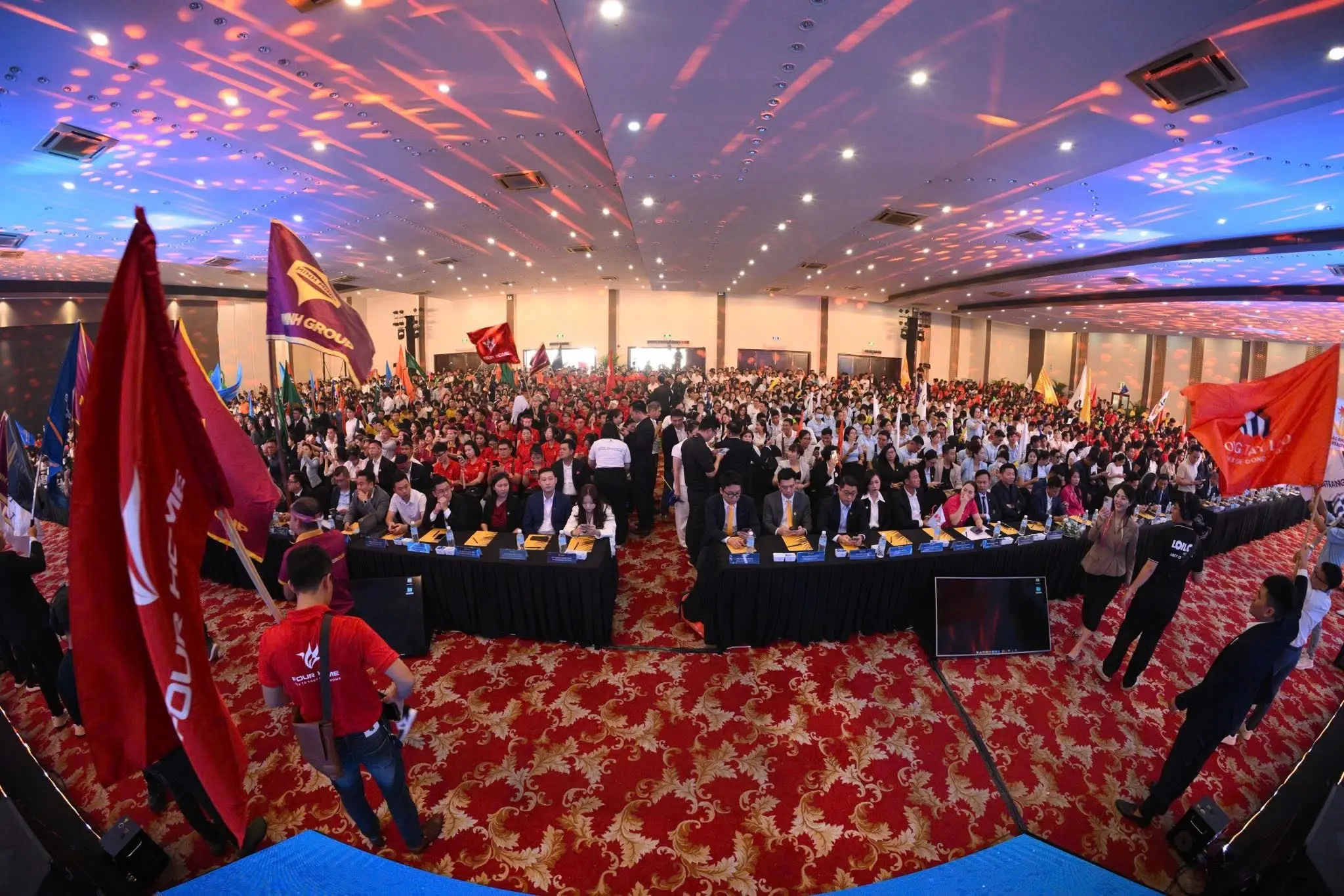 Hơn 2000 chuyên viên kinh doanh tham dự lễ Kick Off