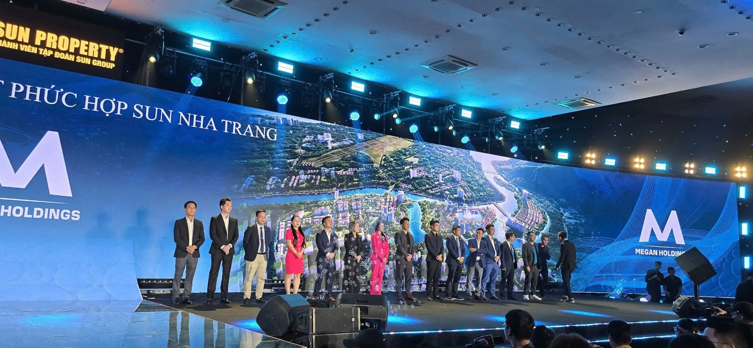 Nghi thức Kick Off hoành tráng Cube LED Charmora City